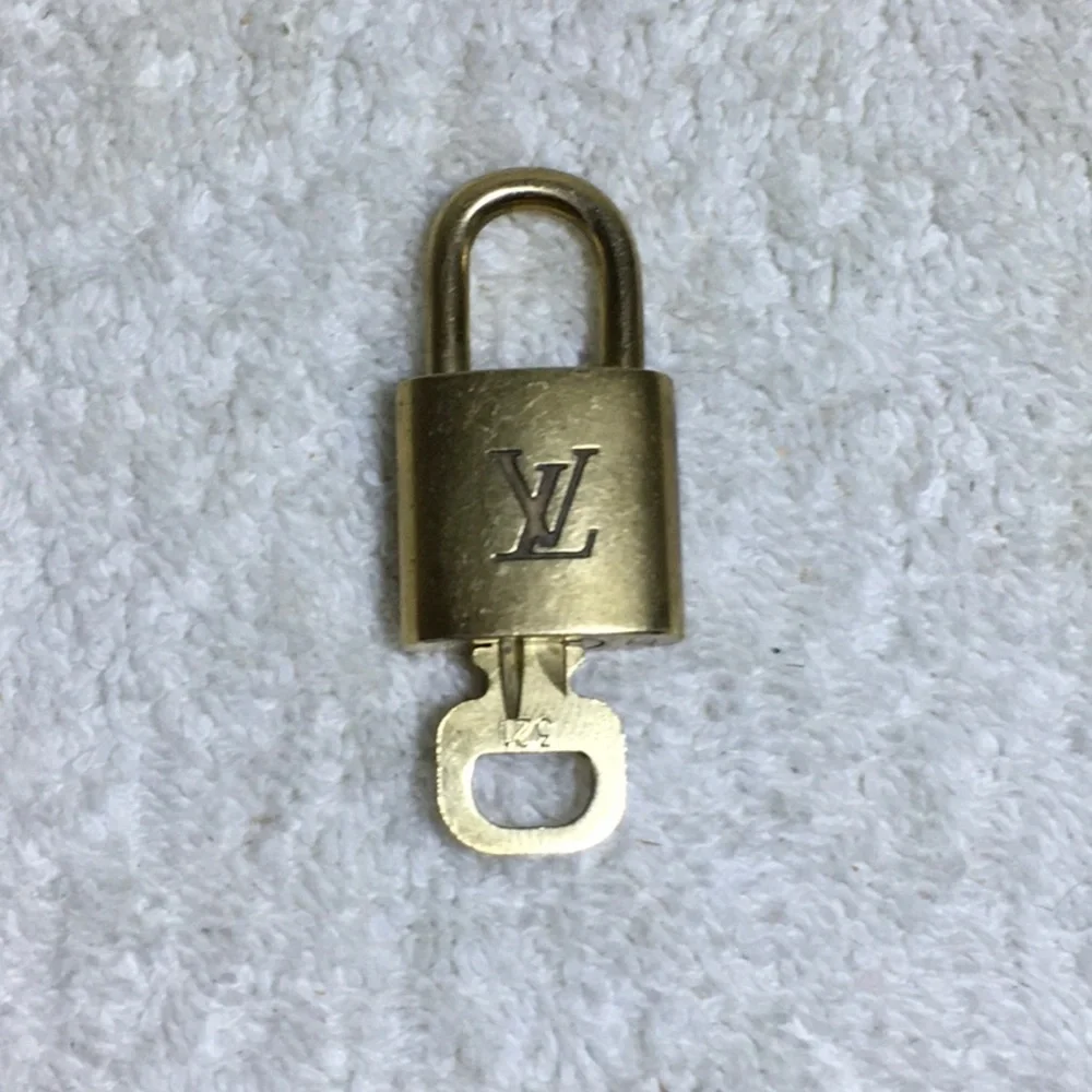 Louis Vuitton Brass '321' Padlock in Goldtone with Goldtone Key (|)